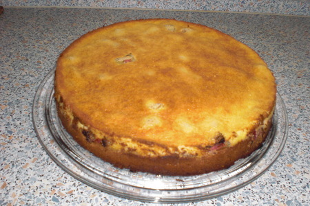 Фото к рецепту: Ревеневый пирог в сметанной заливке