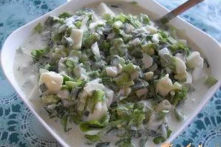 Фото к рецепту: Салат из зеленого лука