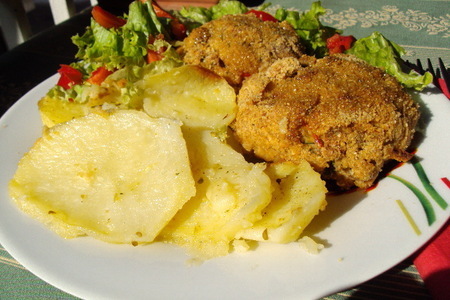Фото к рецепту: Рыбные котлеты с картофелем в духовке
