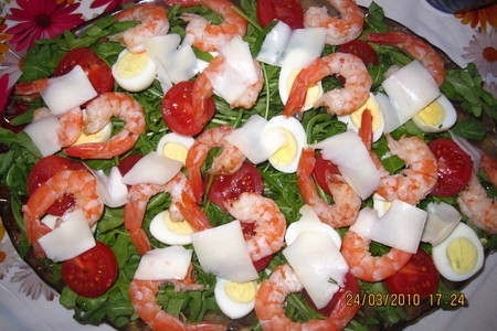 Фото к рецепту: Салат с рукколой, креветками и пармезаном