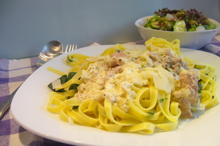 Фото к рецепту: Тальятелле со шпинатом, тунцом и камамбером