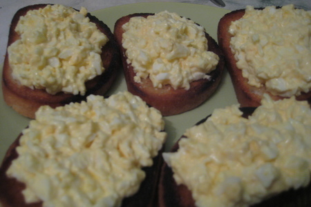 Фото к рецепту: Бутерброды с яйцом на поджаренном хлебе