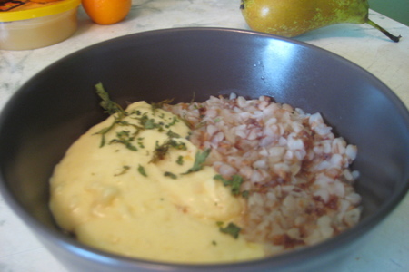Фото к рецепту: Гречневая каша с грушей и сырным соусом
