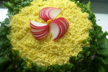 Фото к рецепту: Печёночный тортик с кукурузой и зеленью