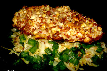 Фото к рецепту: Куриное филе с арахисом на зеленой подушке