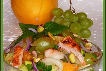 Фото к рецепту: Салат из дыни и винограда №1 "ассорти"