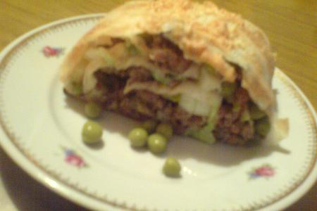 Фото к рецепту: Мясной пирог-рулет с зелёным горошком