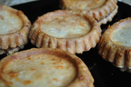 Фото к рецепту: Пирожки с луком и сельдереем