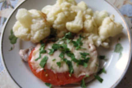 Фото к рецепту: Эскалоп из свинины с тимьяном и помидором