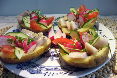 Фото к рецепту: Картофельные лодочки с селедочным салатом