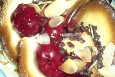 Фото к рецепту: Корзинки с вишнями,миндалём и шоколадом