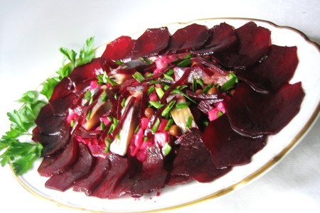 Фото к рецепту: Салат с селедочкой и наивкуснейшей маринованной свеклой  (хорош и в жару и холод!)
