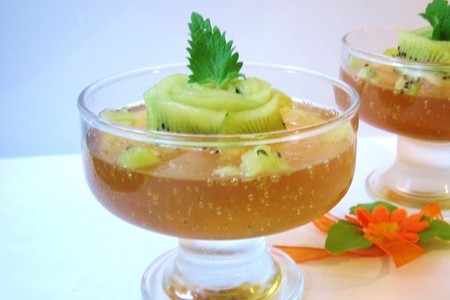 Фото к рецепту: Мятное желе из зеленого чая с киви “наслаждение прохладой в летний зной”