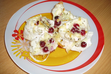 Фото к рецепту: Куриные кармашки с сыром и брусникой