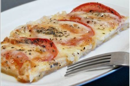 Фото к рецепту: Слоеный пирог с моцареллой и помидорами (очень просто, и очень вкусно!!!)