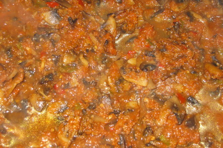 Фото к рецепту: Томатный соус с грибами к горячим блюдам