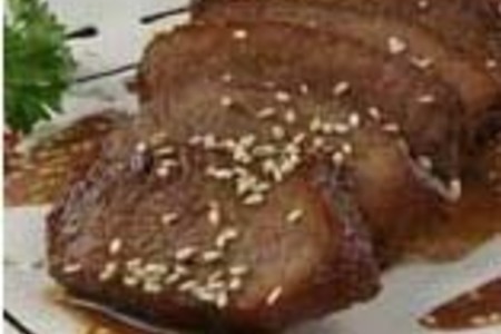 Фото к рецепту: Любимое блюдо презедента - говядина под острым чесночно-сметанным соусом с клюквой