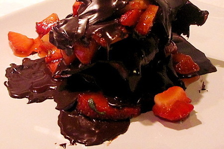 Фото к рецепту: Шоколадный мильфей с клубникой и розмарином