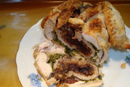 Фото к рецепту: Рулет из курицы и свинины с черносливом
