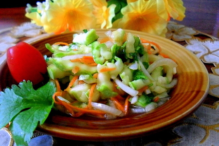 Фото к рецепту: Остренький салатик из молодых кабачков