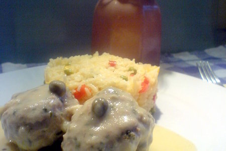Фото к рецепту: Тефтели со шпинатом и камамбером под сливочным соусом