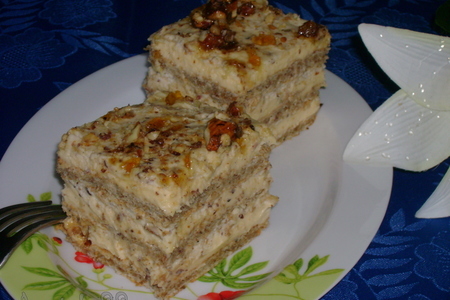 Фото к рецепту: Ореховое пирожное  с двумя кремами