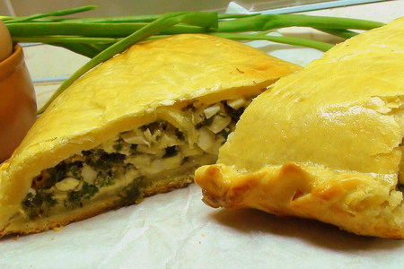 Фото к рецепту: Пирог из теста на сметане с луком и яйцом. пресный пирог.