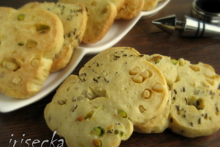 Фото к рецепту: Сырное печенье "4 в 1" с орехами и семенами