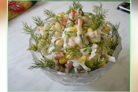 Фото к рецепту: Рыбный салат с яблоком и овощами