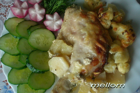 Фото к рецепту: Курочка под сливками с картофелем и цветной капустой