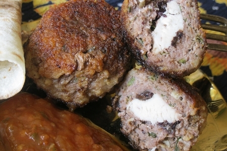 Фото к рецепту: Коконы из говядины с курицей, изюмом и грецкими орехами