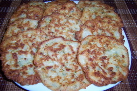 Фото к рецепту: Оладьи кабачковые с сыром и чесночком