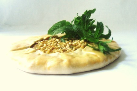 Фото к рецепту: Летний пирог с молодой капустой и кедровыми орешками