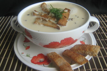 Фото к рецепту: Пивной суп с тминно-чесночными сухариками.