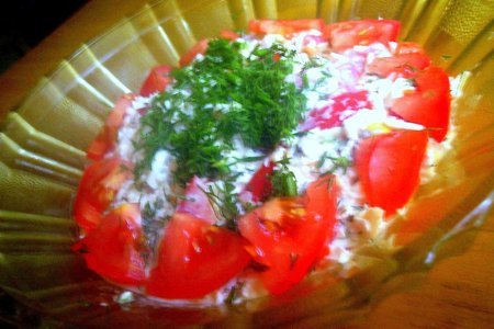 Фото к рецепту: Салат из помидор с брынзой