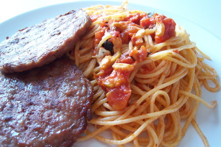 Классические спагетти с помидорами