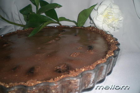 Фото к рецепту: Шоколадный тарт с черносливом (для шоколадоманов)