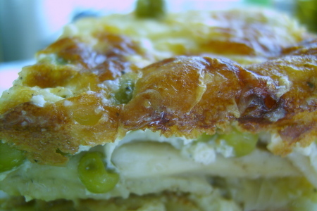 Фото к рецепту: Тилапия с зеленым горошком в омлете