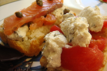 Фото к рецепту: Закуска из творога с томатами и рыбкой