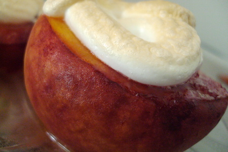 Фото к рецепту: Персики "под шапочкой"