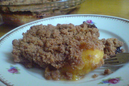 Фото к рецепту: Персиковый пирог с коричной крошкой