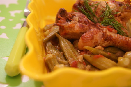 Фото к рецепту: Курица с бамией в красном соусе
