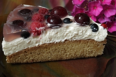 Фото к рецепту: Ягодный тортик "летний бум" со сливочно-творожным кремом