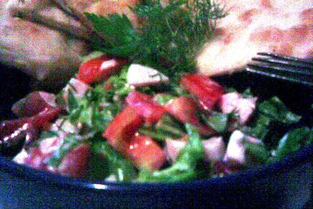 Салат с рукколой, ветчиной и помидорами и пресные дрожжевые лепешки к нему