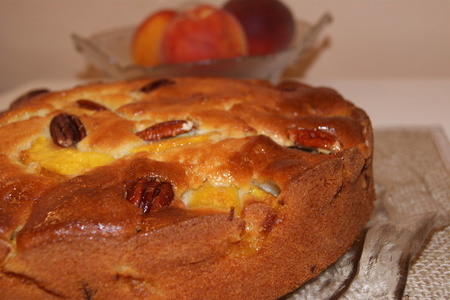 Фото к рецепту: Пирог с персиками  и орехами пекан
