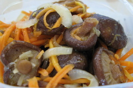 Фото к рецепту: Морковный салат с грибами "по-корейски"