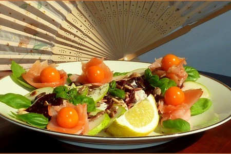 Фото к рецепту: Салат из свеклы, груши, моцареллы - с лососем
