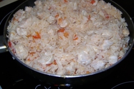 Фото к рецепту: Курица тушёная с помидорами и рисом