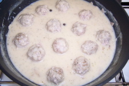 Фото к рецепту: Фрикадельки тушённые в сливочно-сырно-грибной подливе