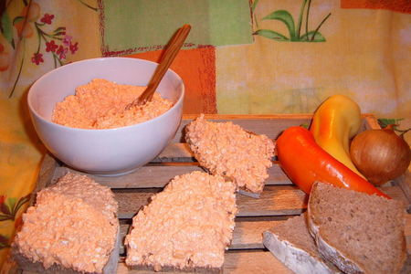 Фото к рецепту: Венгерская пикантная творожная закуска с творогом- керезетт.